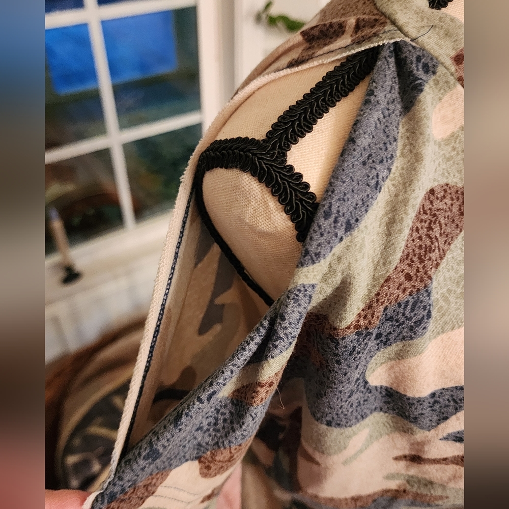 ADRIENNE CUT OUT SLEEVES AT SHOULDER CAMO SWEATSHIRT - Picture 2 of 4